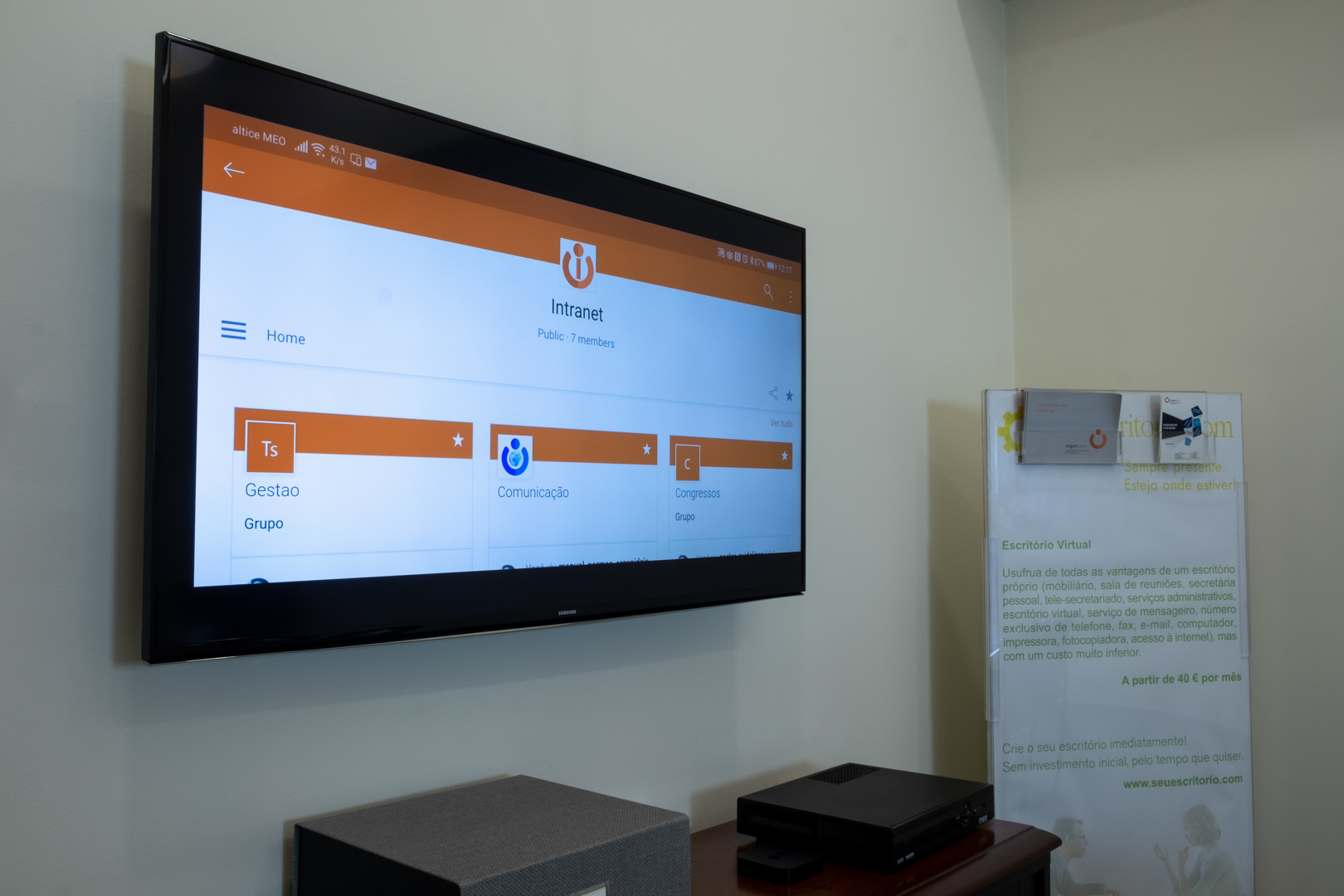 Sala de Reuniões equipada com Smart TV e Apple TV